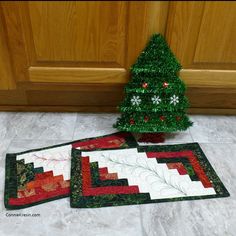 Mini Log Cabin table runners Easy Beginner Quilt, Log Cabin Table Runner, Quilting Fabric Projects, Cabin Table, Feather Template, Quilted Table Runners Christmas, Table Runner Tutorial, Christmas Log, Beginner Quilt