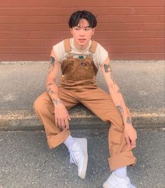 Outfits With Overalls, Earth Bender, Style Salopette, Soft Boy Outfits, Gender Queer, Overalls Outfits, Overalls Fashion, Overalls Men, Overalls Outfit