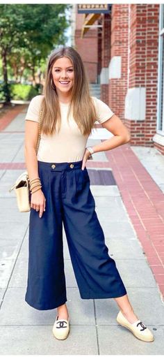 What To Wear With Wide Leg Pants (Complete Guide for Women) Gaucho Pants Outfit, Wide Leg Crop Pants Outfit, Wide Leg Cropped Pants Outfit, Cropped Pants Outfit, Wide Leg Jeans Outfit, Feminine Wardrobe