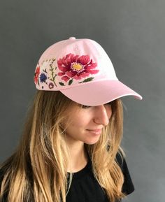 Embroider baseball hat with floral design Color: pink baseball cap. Design: hand embroidered gerbera with wildflowers. Cap size (head circumference): 55 - 67 cm. The quality of the embroidery and baseball cap is superior, I guarantee! ;) I really enjoyed making this, and I hope my customer will enjoy showing it off. 🌿PLEASE NOTE I NEED 2-3 WEEKS TO EMBROIDER THIS HAT FOR YOU🌿 GET 10% OFF YOUR 1ST ORDER! Get a 10% off coupon code for our Etsy shop by signing up to our mailing list eepurl.com/ge Pink Dad Hat With Curved Visor For Summer, Pink Curved Visor Dad Hat For Summer, Pink Curved Visor Hat For Summer, Pink Trucker Hat With Curved Visor, Pink Snapback Baseball Cap With Embroidered Logo, Pink Visor Baseball Cap With Embroidered Logo, Pink Baseball Cap With Curved Visor For Summer, Pink Baseball Cap With Embroidered Logo, Pink Curved Bill Dad Hat For Spring