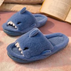 Avez-vous entendu parler du fantôme du requin ? Il a disparu dans les airs ! 

 Super doux 
 Poids léger 
 Adorable
 et le meilleur de tout... 
 CONFORTABLE!

 Détails du produit:





 Taille : US 6-11 (22,5 cm-27 cm)



 Matériau : PP coton et TPR



 Conseils d'entretien : Essuyer avec un chiffon humide. Autres instructions d'entretien ci-dessous Faux Fur Heels, Shark Slippers, White Slippers, Fur Heels, Plush Slippers, Open Toe Slippers, Kawaii Plush, Wool Slippers, Fuzzy Slippers