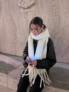 Chunky Scarf Fit, Big White Scarf, Emerald Winter Outfit, Chunky Winter Scarf, Big White Scarf Outfit, Chunky White Scarf, Winter Outfits With Scarfs Ideas, Scarves Outfits Winter, Winter Fits With Scarf