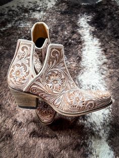 Cowboy Heels, Rodeo Ideas, Basset Puppies, Nordic Wedding, Womens Suede Boots, Bota Country, Western Shoes, Classic Cowboy, Wedding Shoes Comfortable