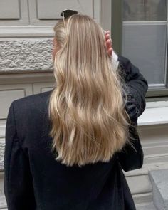 Light Blonde On Brown Hair, Fall 2023 Blonde Hair Color, Natural Blonde With Shadow Root, Blonde 2023 Fall, Blonde Autumn Hair 2023, Blonde For Fall 2023, Long Hair Highlights Blonde, Blonde Balayage Grown Out, Fall Hair Honey Blonde