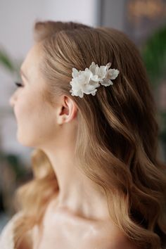 A beautiful hair clip, composed of ethereal silk flowers, shiny crystals and pearls, is a great proposition for romantic, but also classic wedding stylizations. Thanks to the convenient form of insertion, it can be pinned to the side or placed in the right place in the hairstyle - Hollywood waves, wedding ponytail, etc. Length - 8 cm, width - 4.5 cm. Price is for 1 hair clip. Flower Pin Hairstyles, Wedding Ponytail, Clip Wedding Hair, Shiny Crystals, Hair Clip Wedding, Hair Pins Bridal, Wedding Hair Clip, Wedding Hair Piece, Hollywood Waves