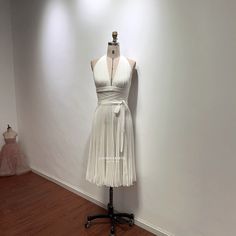 This midi-length white halter v-neck dress with pleated skirt is an iconic dress from 1950s movies. I recreate the subway white dress with crepe fabric, the fabric was pleated by machine, which is thick, isn't see through.  This dress can be made to order in custom size. For custom size, please message me your bust/waist/hips measurements and your height. Below are the measurements of standard size 2 to size 12 in inches: Size 2(inches): Bust=32 Waist=25 Hips=35 Height=65 Size 4(inches): Bust=33 Marilyn Monroe Subway Dress, White 1920s Dress, 90s White Dress, 1950s Movies, Cottage Clothing, Halter V Neck Dress, Marilyn Monroe White Dress, Seven Year Itch, Marilyn Monroe Dress