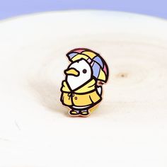 Ein kleiner Waldfreund, der gerne im Regen spazieren geht. Dieser Emaille Pin ist das perfekte Geschenk für alle, die Abenteuer und Reisen lieben. Es ist auch das beste Geschenk für Enten- und Entenliebhaber. Es gibt auch andere kawaii Emaille Pins in meinem Shop. Die Farben dieser Anstecknadel sind rot, gelb und blau. Der Emaille Pin hat Eine Kupferauflage. Über den Pin: ✦ 1 Kupfer Hart-Emaille Pin ✦ 28mm x 19mm ✦ 1,5 mm Tiefe ✦ 2 goldene Schmetterlings-Clutchs auf der Rückseite ✦ Miamouz Logo Logo Reference, Aesthetic Birthday, Duck Pins, Pin Cute, Art Kawaii, Pin Logo, Cool Pins, Kawaii Aesthetic, Hard Enamel Pin