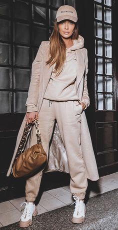 Winter 23 Fashion, Melbourne Winter Fashion 2023, Sporty Casual Winter Outfits, Sporty Brunch Outfit, Casual Luxury Outfits Fall, Beige Jogger Outfits Women, Sporty Elegant Outfit For Women, Outdoor Date Outfit Summer, Neutral Joggers Outfit