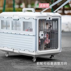 a white dog in a cage on wheels with the words written in chinese above it