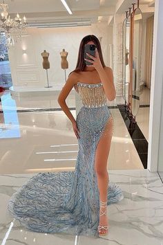 Charming eveningdress long blue Strapless Sleeveless with Applikation Beadings Rhinstone Strapless Evening Dress, Classy Prom Dresses, Prom Dresses Sleeveless, Blue Evening Dresses, Glamour Dress, Prom Dress Inspiration, Cute Prom Dresses, Pretty Prom Dresses, Vestidos Prom