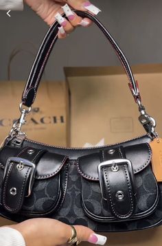 Purse Inspo Aesthetic, Coach Purses Black, Vintage Coach Bags Outfits Style, Coach Handbags Outfits, Coach Bag Black, Purses And Handbags Aesthetic, Coach Bags Outfits, Coach Bag Aesthetic, Handbag Aesthetic