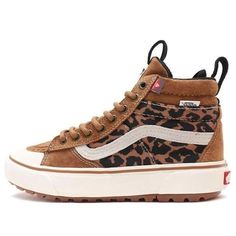 Vans SK8 Hi MET-2 VN0A5HZZA0A Vans Shoes Fashion, Tenis Vans, Sneakers Brown, Sneaker Lovers, White Shoes Sneakers, Black And White Sneakers, Walk In My Shoes, Vans Sk8 Hi, Brown Sneakers