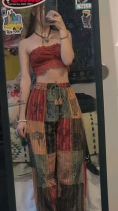 Boho Fits Hippie, Cute Hippy Outfit, Hippie Outfit Inspirations, Hippieish Outfits, Boho Pants Outfit Summer, Hippy Pants Outfit, Hippie Looks Outfits, Summer Boho Fits, Hippy Art Aesthetic