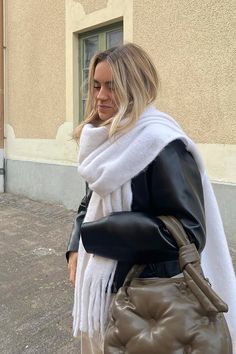 Dieser Schal hat ein sanftes Gefühl und ein Quasten-Detail. Länge: 200 cm / 78 in. Breite: 41 cm / 16 in. Europe Winter Fashion, Scarf Aesthetic, Trendy Winter Fashion, Scarf Outfit, Trendy Fall Outfits, Urban Street Style, Mode Inspo, Mode Inspiration