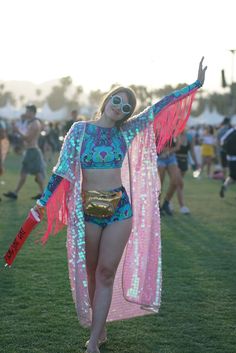 Kimono Carnaval, Coachella Party Outfit, Outdoor Festival Outfit, Black Festival Outfit, Sequence Jacket, Feather Accessories, 90s Festival, Boho Rocker, Holographic Iridescent