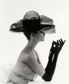 Love the hat too . .. those need to come back in a big way as well. Topi Vintage, Jean Shrimpton, Mode Editorials, Glamour Vintage, Fotografi Vintage, Vintage Fashion Photography, Vintage Makeup, Wearing A Hat, Vintage Glam