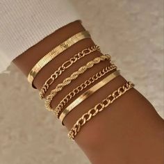 Las pulseras de Acero Inoxidable de oro son una opción elegante y asequible para complementar cualquier atuendo. Estas pulseras están hechas de oro de Acero Inoxidable, un material que imita el aspecto del oro real pero es más asequible. Gold Bracelet Set, Twisted Bracelet, Gold Armband, Snake Chain Bracelets, Prom Jewelry, Punk Jewelry, Gold Bracelets, Estilo Punk, Jewelry Model