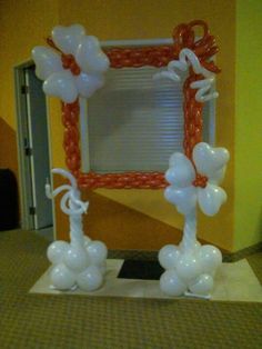 balloons are arranged in the shape of an arch