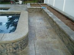 an empty pool in the middle of a backyard