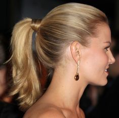 35 Beautiful Ponytail Will Make You Look WoW The WoW Style Traditional Updo, Prom Ponytail Hairstyles, Side Ponytail Hairstyles, Cute Ponytail Hairstyles, Tail Hairstyle, Short Hair Ponytail, Tan Skin Blonde Hair, Ponytail Hairstyles Easy, Cute Ponytails