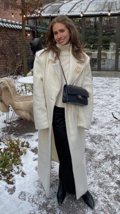 Cream Coat Outfit Winter Classy, Cream Coat Outfit Winter, Preggy Outfit, Marina Photoshoot, New York Winter, 2nd Year, Autumn 2023, White Coat