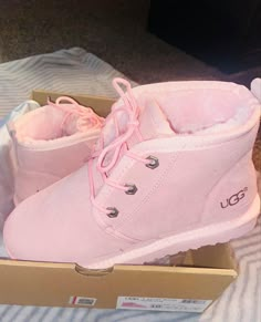 Cute Woman Shoes, Fresh Outfits For Women, Uggs Low, Light Pink Uggs, Light Pink Shoes, Pink Ugg Boots, Cute Uggs, Uggs Boots, Fluffy Shoes