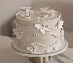 Texte alternatif : Gâteau à deux niveau, gâteau crème, gâteau de mariage design, gâteau classe, elegant cake, cake with butterflies and pearls, pastel blue cake Modern Birthday Cakes, Small Birthday Cakes, White Birthday Cakes, Cake Aesthetic, Elegant Birthday Cakes, Funny Birthday Cakes