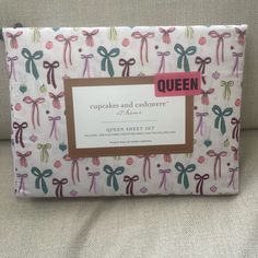 the queen cupcakes and sashmee gift set is in its original packaging