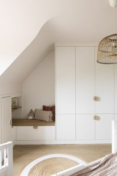 Maatwerk kinderkast | Slaapkamerkast op maat | Maatwerk kast | Maatwerk | Handgemaakte kleerkast kinderkamer | Kast voor kinderen | Leeshoekje op maat | Greepjes op maat | Kinderkamerinspiratie Sloped Ceiling Bedroom, Plum Living, Bedroom Cupboards, Upstairs Loft, Upstairs Bedroom, Kids Room Inspiration