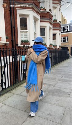 Winter In Copenhagen Outfit, Winter Outfits Nyc Street Styles, Europe Cold Outfit, Coat 2023 Winter, London Outfit Ideas Winter 2023, Winter Coat Aesthetic Outfit, Beige Coat Scarf Outfit, Nyc Winter Clothes, Winter Coat And Scarf