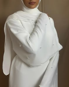 Nikkah Scarf Styling, Abaya For Nikkah, White Abaya Wedding Dress, White Modest Dresses, White Abaya Aesthetic, White Modest Wedding Dresses, White Abaya For Umrah, Abayas For Weddings