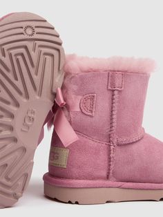 Leather upper . Back bow detail . Back logo detail . Water repellent . Shearling lining and insole . EVA rubber sole Pink Bailey Bow Ugg, Pin Clothes, Mini Baileys, Knitwear Outfit, Bailey Bow, Walker Shoes, Shearling Boots, Fall 24, Stella Mccartney Kids