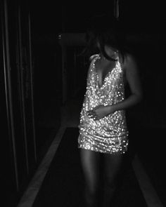 Sparkly Outfits Parties, Girls Holiday Party, Sparkle Outfit, Sparkle Mini Dress, House Of Balloons, Gala Outfit, Batons Matte, Nye Outfits, Chain Dress