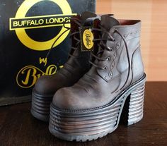 reserved //BUFFALO super high platform booties 90's Club Kid Grunge Gothic 90s boots vintage killler Platform Boots Outfit, 90s Boots, Grunge Boots, Womens Booties, Boots Chunky, Boots Vintage, Dr Martens Black, Club Kids, Italian Shoes