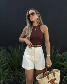 Quiet Luxury Style Summer, Simple Elegant Summer Outfit, Elegant Beach Outfits Women, Cream Tailored Shorts Outfit, Easy Chic Summer Outfits, Chic Summer Outfits 2020, Cute Classy Outfits Summer, Classy Chic Aesthetic Outfit, Classy Outfits With Shorts