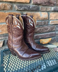 Gorgeous 40s vintage Nocona brown with white inlay and orange stitch detailing pee wee boots. In sturdy condition with the original box!  Measurements: Sole: 11 1/2" Ball: 3 3/4" Height: 11 1/2" Shaft Width: 6" Maker: Nocona AttackHeart Hunts so you can gather. Cowboy Boots Vintage, Cowboy Boots Brown, Pee Wee, Boots Vintage, 50s Vintage, Boots Brown, Western Cowboy Boots, Western Cowboy, Brown Boots