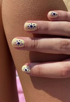 Mini Nail Art Designs, Gel Nail Polish Designs Short Nails, How To Style Sandals With Jeans, Nature Themed Nail Art, Simple Spring Summer Nails, Granola Nail Designs, Cool Girl Summer Nails, Colorful Natural Nails, Natural Nail Polish Designs