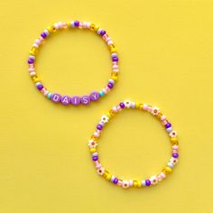 Disney Bead Bracelet Ideas, Disney Friendship Bracelet, Disney Friendship, Disney Bracelets, Disney Diys, Daisy Bracelets, Stretch Beaded Bracelets, Daisy Beads, Disney Costume