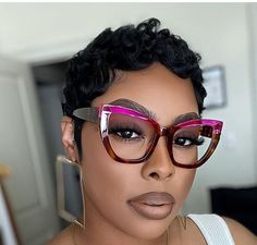 Stylish Glasses For Women, Black Hair Short Cuts, Sassy Hair, Very Short Hair, New Glasses, Short Natural Hair Styles, Beautiful Curves