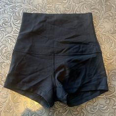 Nwot Lululemon Black Super High Rise Short 4” Size 2 Black Lulu Outfit, Lululemon Black Shorts, Black Shorts Aesthetic, Black Lulu Shorts, Lululemon Shorts Outfit, Lulu Outfits, Workout Bottoms, Trashy Outfits, Fitted Shorts