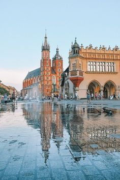 an image of a city square that is reflecting in the water