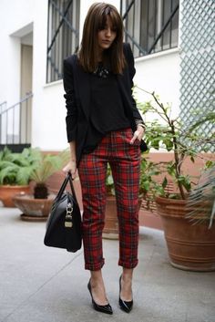 Red Plaid Pants Outfit, How To Style Plaid Pants, Plaid Pants Outfit, Casual Chique Stijl, Red Plaid Pants, Elegantes Outfit Damen, Tartan Fashion, Tartan Pants