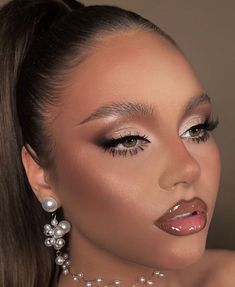 Sparkle Bridal Makeup, White Party Makeup, Sultry Makeup Looks Brown Eyes, Bronze Glam Makeup, Mua Outfits, Makeup Forever Lip Liner, Glitter Eye Makeup Looks, Advent Calendar Makeup, Glam Party Makeup