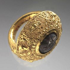 Etruscan. Ring, 4th-3rd century BC 3.4 cm. Met Museum Imperiul Roman, Etruscan Jewelry, Ancient Jewels, Istoria Artei, Bijoux Art Nouveau, Roman Jewelry, Ancient Jewellery, Historical Jewellery, Ancient Jewelry