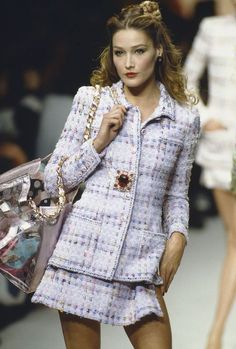 Chanel Vintage Fashion & More Details #chanel #details #fashion #vintage 1990 Chanel, Chanel Vintage Fashion, Chanel Vogue, Moda Chanel, Vogue Style, 90s Runway, Chanel Suit, Classic Chanel