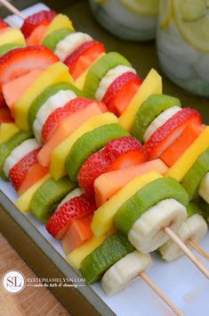 Healthy Summer Snacks, Party Fruit, Sommer Mad, Fruit Skewers, Fruit Kabobs, Resep Diet, Summer Snacks, God Mat