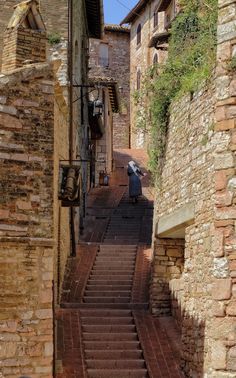 an alleyway with steps leading up to buildings