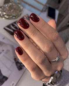 5 estilos de manicura ideales para tu – Revista Para Ti Red Lips And Nails Aesthetic, Russian Manicure Color, Classy Nails Colors, Simple Manicure For Short Nails, September Gel Nails, Neutral Short Nails, Short Square Nails Fall, Merlot Nails, Short Nails Red