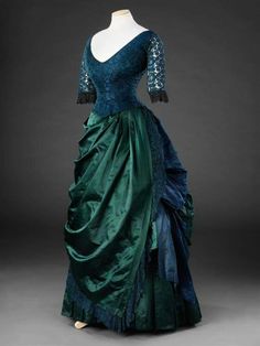 Mid-1880s, unknown country Silk evening dress John Bright Collection | In Pretty Finery  So modern-looking actually 1880s Fashion, 1800s Fashion, Edwardian Dress, 19th Century Fashion, Old Dresses, Looks Party, Victorian Clothing, Antique Dress