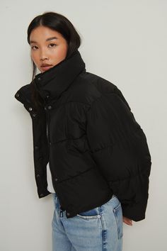 Diese Jacke ist wasserabweisend und hat eine abgeschnittene Länge, einen Rollkragen, lange Ärmel, einen Reiß- und Knopfverschluss und Seitentaschen. Autumn Fits, Nice Outfits, Winter Fits, Jacket Buttons, Crop Jacket, Na Kd, Dream Wardrobe, Black Noir, Winter Outfits